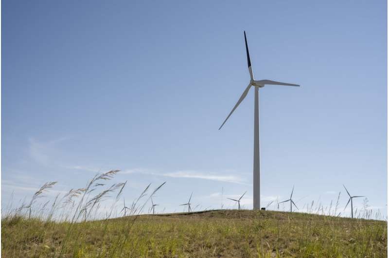 Scientists studying impact of painting wind turbine blade black to reduce bird collisions